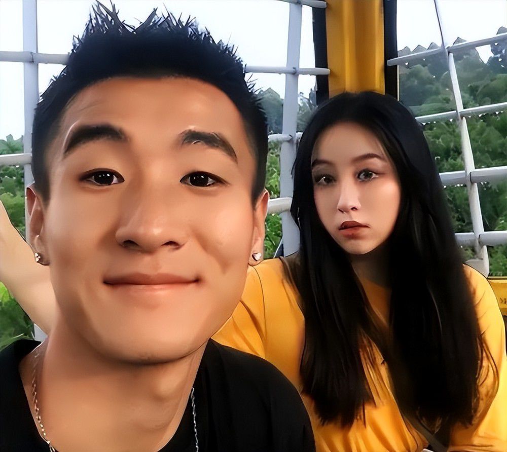 而后者饰演的帮派女当家人，也是在看似软骨绵掌，实则内劲十足的招式中镇定自若，飒爽英姿